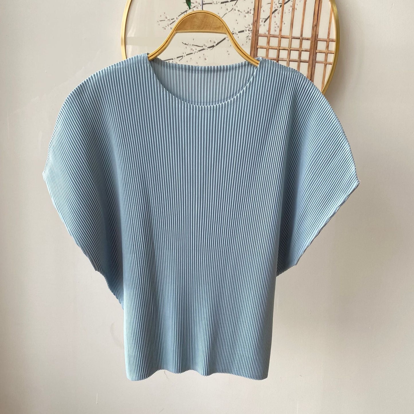Comfortable Casual Basic Round Neck T-Shirt with Pleated Design, High-End Style