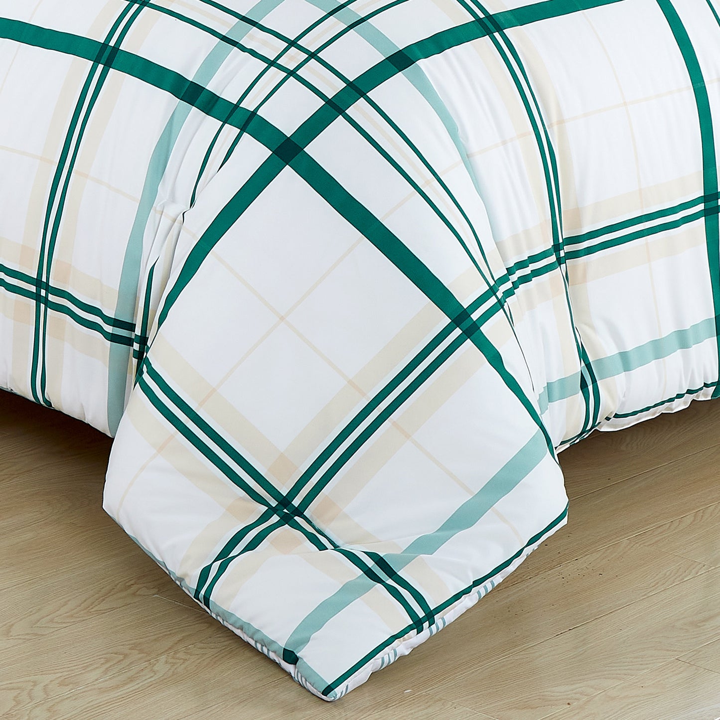 Elegant Comfort 8-Piece Lodge Plaid and Patch Reversible Comforter Set - Includes 4-Piece Sheet Set with Double Sided Storage Pockets