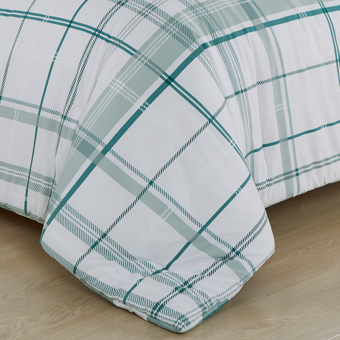 Elegant Comfort 8-Piece Lodge Plaid and Patch Reversible Comforter Set - Includes 4-Piece Sheet Set with Double Sided Storage Pockets